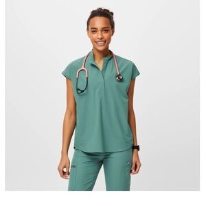 Eucalyptus FREEx™ Rafaela - Oversized Scrub Top